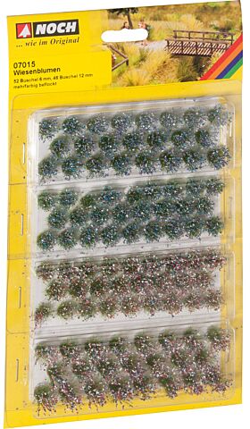 Tufe de iarba cu flori 