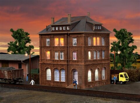 Cladire feroviara iluminata