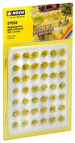 Tufe de iarba cu flori