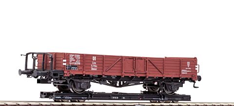 Vagon transportor, incarcat cu vagon gondola